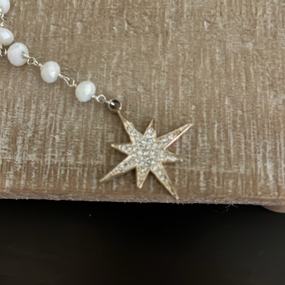 Elegant Pearl and Gold Star Necklace - Picture 2 of 3